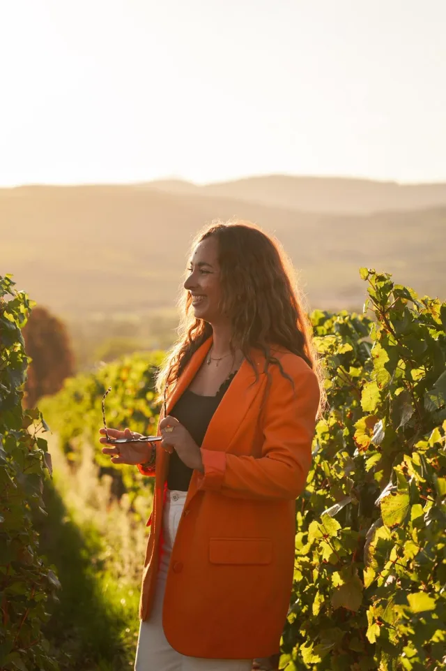 Charline, créatrice des Plaisirs Cha l'heureux, dans les vignes du Mâconnais